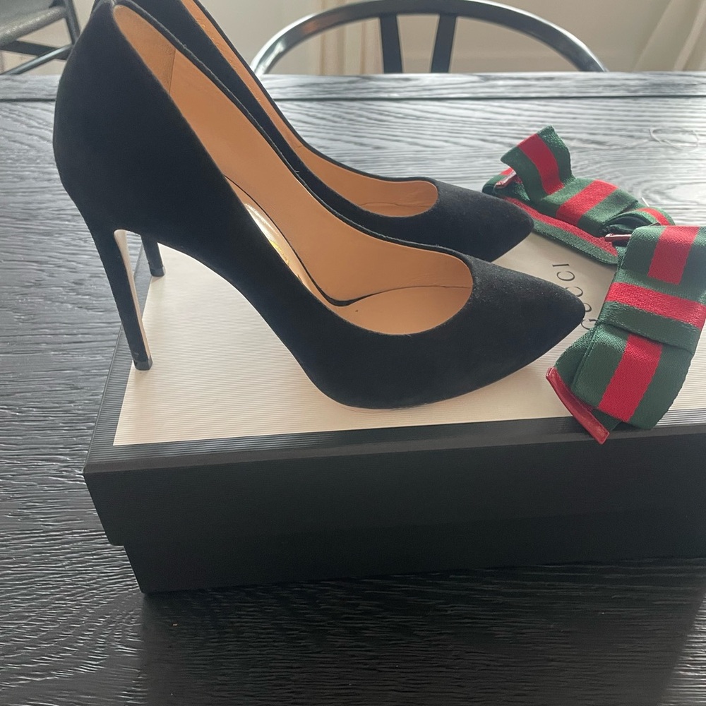 Gucci Sylvie Black Suede Heels with Red and Green Removable bow. - Picture 7 of 16
